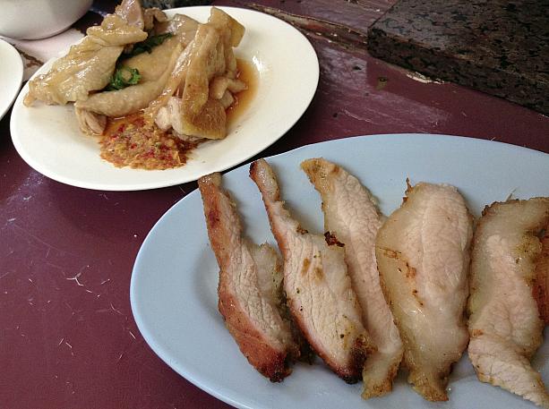 ソムタムと一緒にもち米や肉の炭火焼や焼き鳥を食べたりします。
