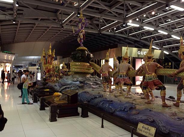 スワンナプーム国際空港内に入ってきました。ここは、タイから出国するための手続きを行うイミグレーションを抜け、手荷物チェックを受けたあとにある空港内の記念撮影ポイントです。