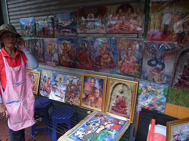 中華街のすぐ近くにあるインド人街です。露店にも、仏教の僧侶の隣りにヒンドゥー教の神様の絵が並びます