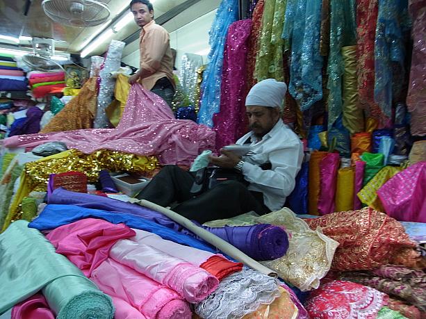 所狭しと並ぶ布地屋さんが、インド人街の特徴です。品質の良い布地がとっても安く調達できます