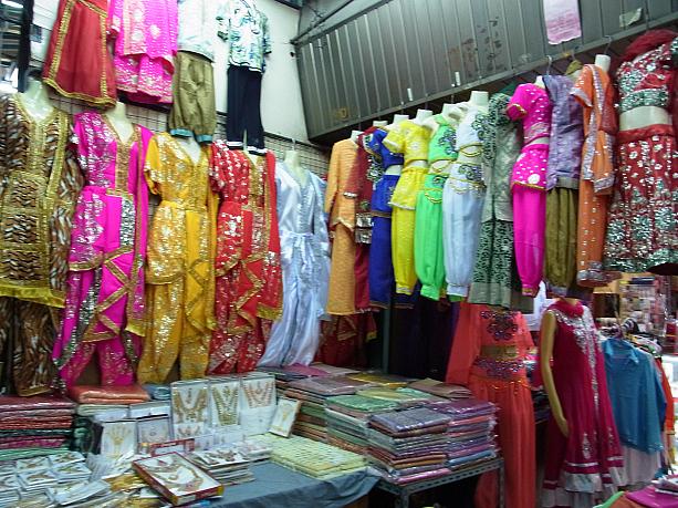 色鮮やかなインドの民族衣装も売られています