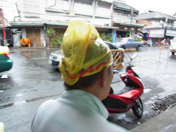 頭はどうしても守りたいのか、若い人でもビニール袋をかぶる人もいます。雨が降ったら、ビニール袋をかぶる人を探してみてくださいね