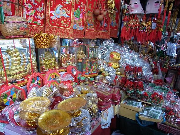 中国らしい、赤と金の装飾品も並んでいます。中国の雰囲気を感じられます。