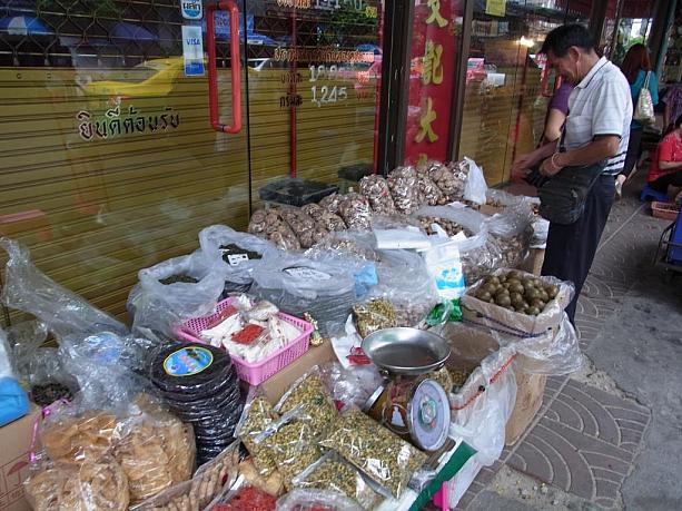 中華料理に使う乾物も街のあちこちで売られています。