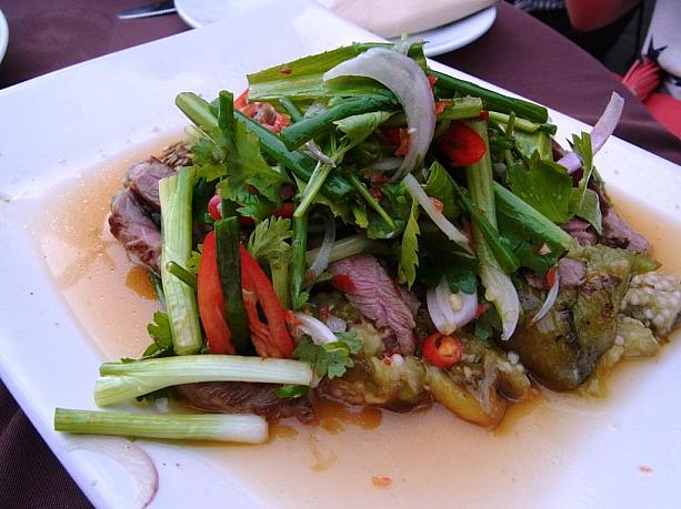こちらは、焼きナスのサラダ。タイ語では、ヤムワクワと言います。少し辛いけど絶品です。