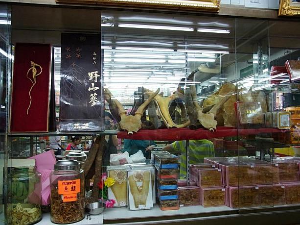 バンコクの中華街に遊びに来たら、漢方薬の調剤店も覗いてみてくださいね。