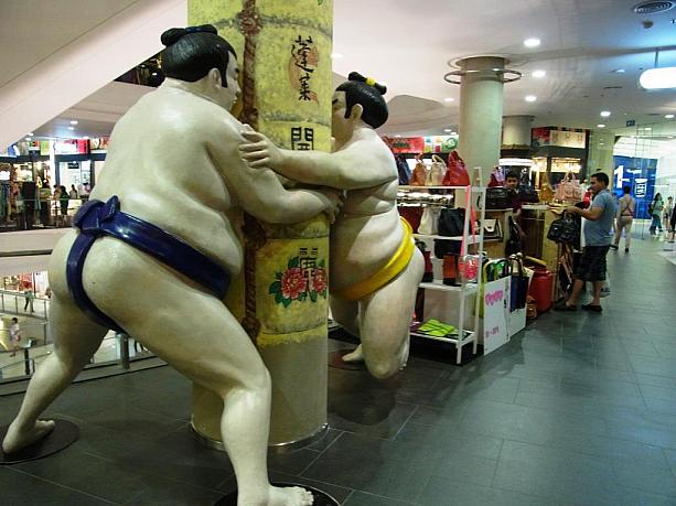 巨大な相撲取りもいます。
