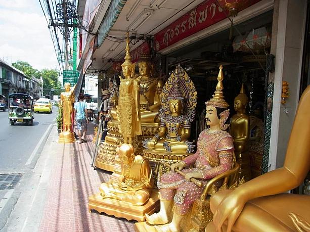 近寄ってみると、そこにはたくさんの仏像が。仏像を専門に販売する通りでした。
