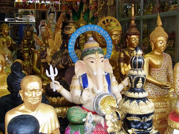 色々な仏像や神様が一緒に仲良く並んで売られています。なんだか、タイっぽい光景です。