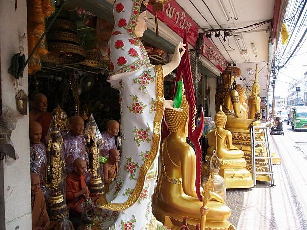 仏像販売店の店先に並ぶ仏像の奥に、おじいさんの姿が並んでいるのが分かりますか？