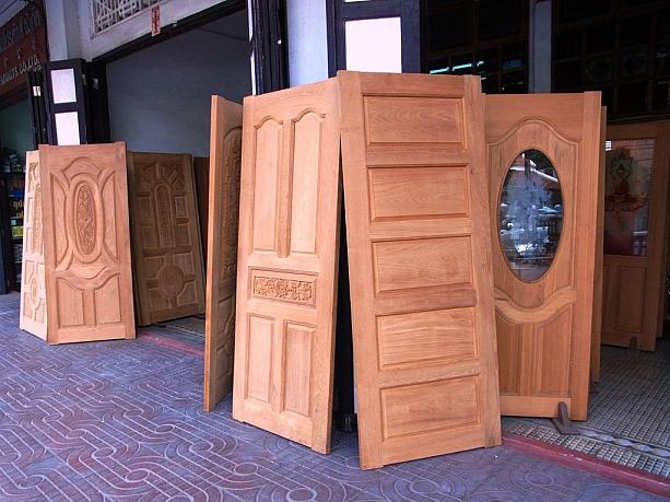 木製ドアを作る店が集まる通りに来ました。