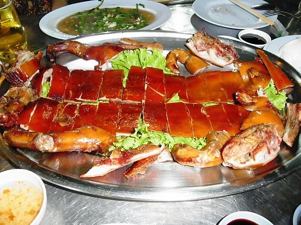 こちらが、タイ風豚の丸焼きです。皮の部分だけを食べるのがタイ風だそうです。パリパリで美味しいですが、結構脂っぽいです。