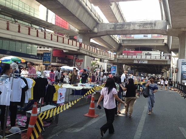 駅の近くでは、露店がたくさん出ています。