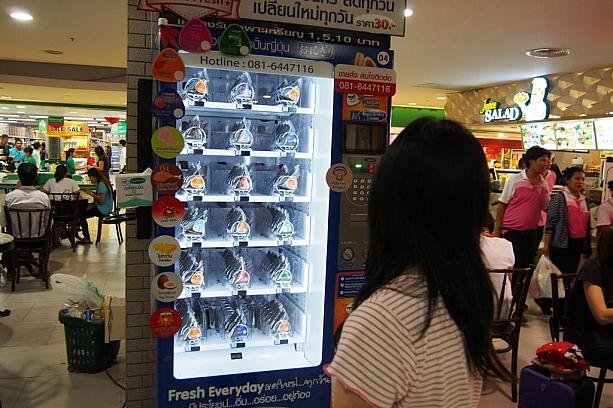 日本式のおにぎりを売っています。自動販売機をあまり見かけないタイでは、珍しいです。