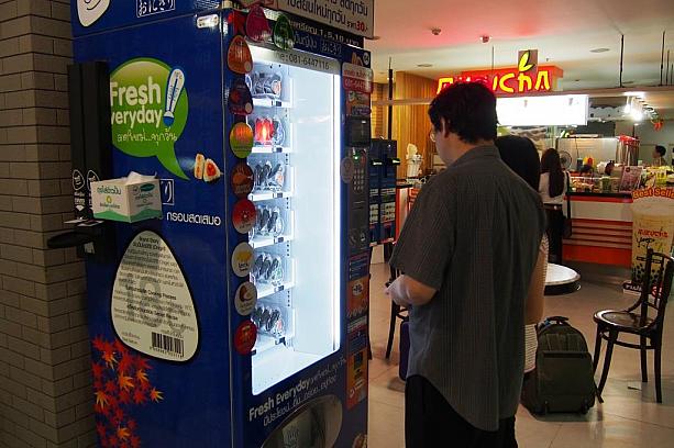 このおにぎり自動販売機、タイの人の間で人気のようです。