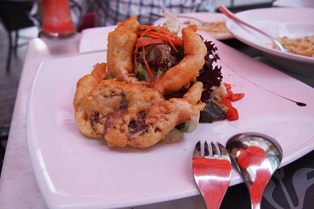 ソフトシェルクラブのサラダ。蟹の美味しさを丸ごと頂けるソフトシェルクラブも、タイではよくあります。
