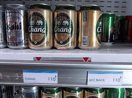 免税店を見て回ると、ある店ではChangビール缶が110バーツ