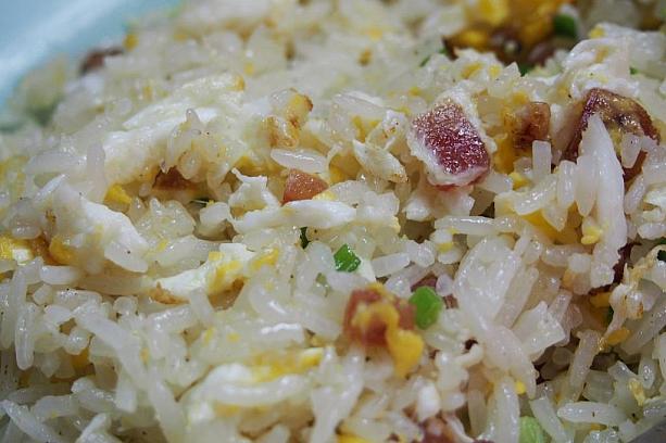 この炒飯、お米のパラパラさといい、小さな具の味わいといい、最高のバランスです。美味しい！