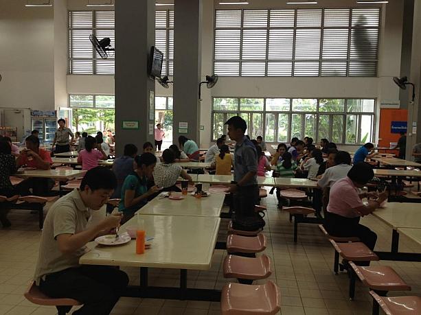 チュラロンコーン大学の教育学部の学食にやって来ました。