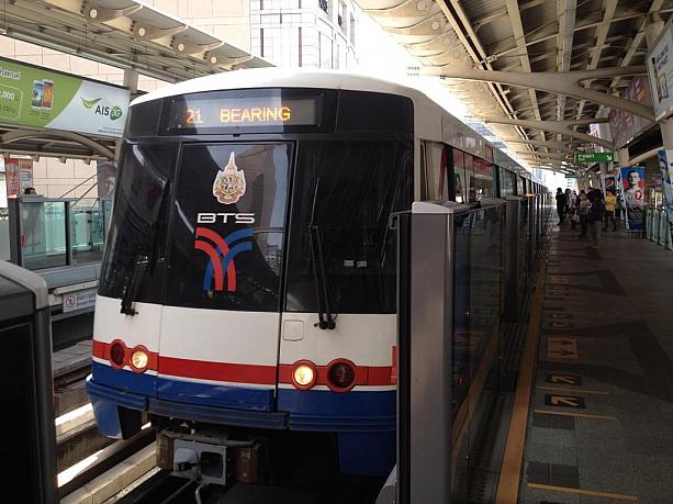 電車が来ました。冷房が効いてる車内に避難します！旅行中の皆さん、暑さ対策はシッカリ！
