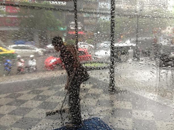 タイのスコールは、まるで嵐のような激しさです。こんな時は、雨がやむまで雨宿りするのが一番ですね。