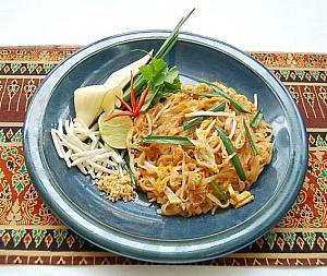 「パッタイ」タイ風焼きそば。万人に愛されるタイ料理。全く辛くないのが日本人にも嬉しい
