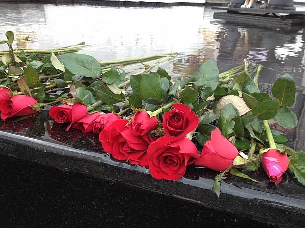 特に、木曜日の夜９時半に、９本の赤いバラと９本のお線香を捧げて祈ると願いが叶うそうです。