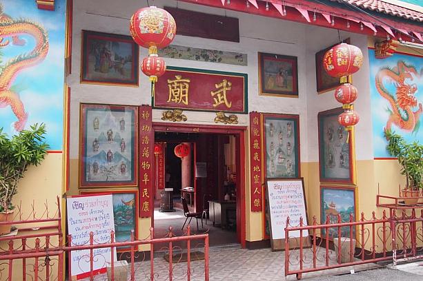 チェンマイの観光名所ワロロット市場を散策していたら、中国寺を見つけました。