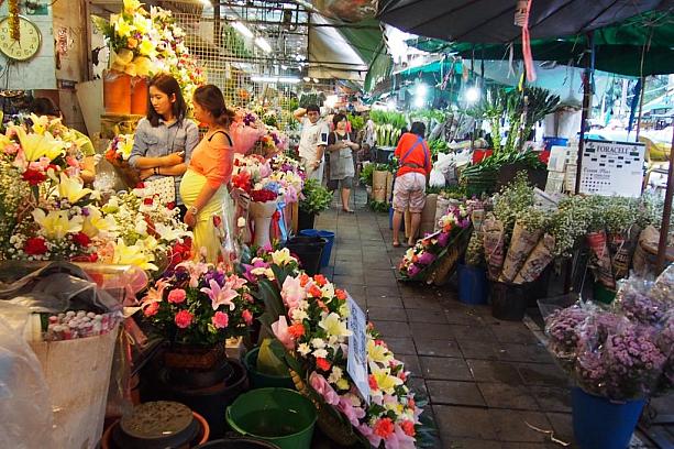 タイ最大の花市場、パーククローン市場にやって来ました。どこを見ても花ばかりです！
