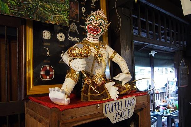 パペット型のランプを始め、タイの若者が作ったアート作品も販売されています。
