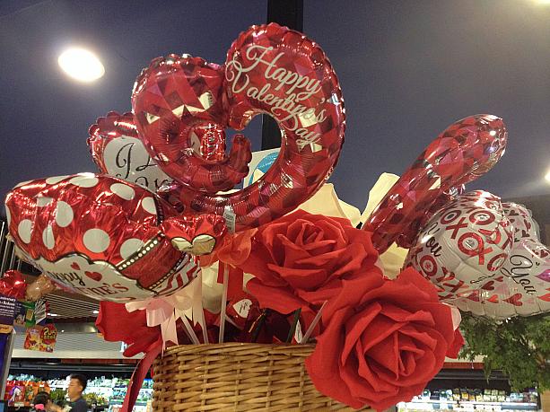 スーパーにもバレンタインの装飾が。愛の告白にあまり関係ないナビですが、なんだか心がウキウキしてきます。