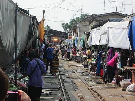 折り畳み市場（線路上市場）のあるメークロンへ！バンコクからローカル鉄道の旅 メークロン マハーチャイ線 折り畳み市場 メークロン線線路上市場