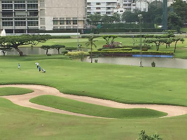 ここから見える緑は、なんとゴルフ場。平日の日中に、プレイしている人の姿も見えます。