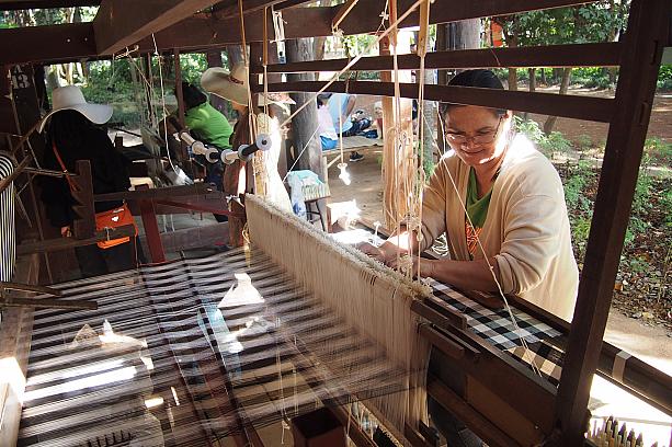 イサーン伝統文化紹介コーナーでは、昔ながらの方法でシルク布を織る様子も。