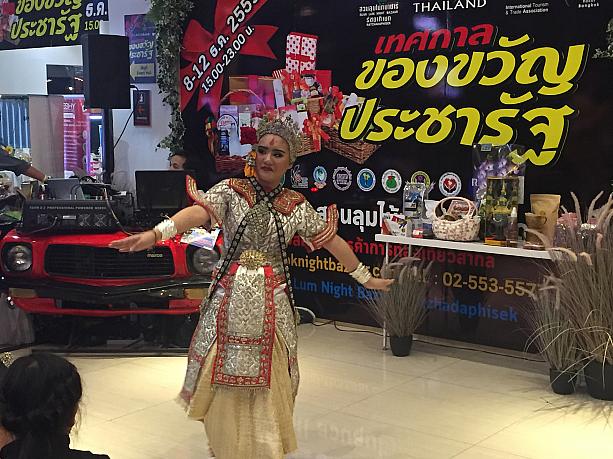 タイ舞踊のイベントもあって、賑わっている箇所もあります。