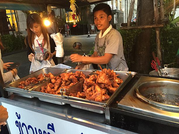 鶏の唐揚げ、美味しそう！タイ人が帰り道に買い食いしたくなる気持ちが、分かります。