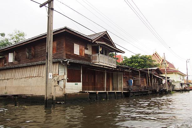 運河沿いでは、タイの人達が普通に生活しています。