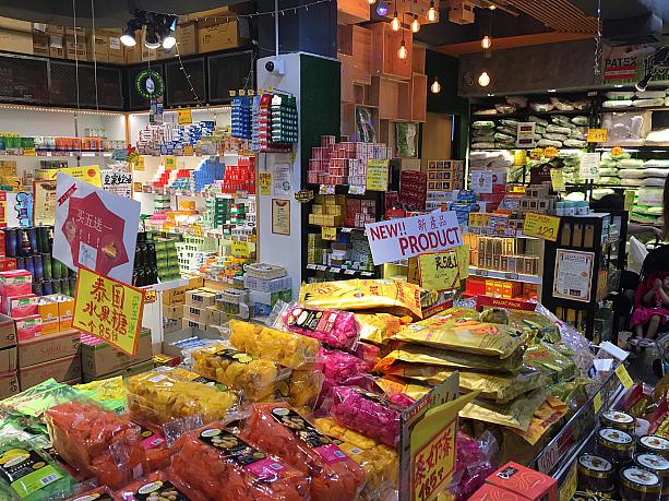 店内は、ドライフルーツなどタイのお土産物がいっぱい。