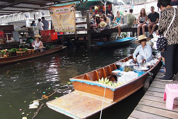 水上マーケット自体は小規模ですが、タイ人観光客で賑わっています。外国人の姿もちらほら。