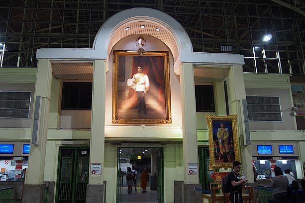 正面の巨大な写真は、ラマ５世。タイの近代化の父、チュラロンコーン大王です。