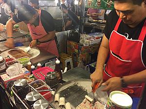 タイのスイーツやタイ料理の出店もあります。
