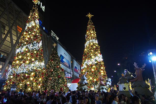 バンコクで一番賑わうクリスマススポット、セントラル・ワールド・プラザ前の広場にやって来ました。ツリーが巨大です！