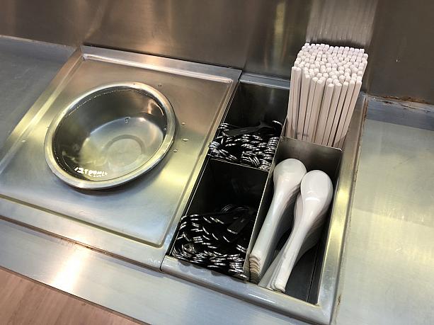 フードコートでは、お箸やスプーンを熱湯消毒してから使うのを忘れずに。
