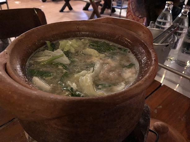 チムチュム鍋は、春雨を最後に入れてまぜまぜして、特製のタレを付けて頂きます。野菜とハーブと豚肉のうま味が溶け込んだスープが美味しくて、温まります。