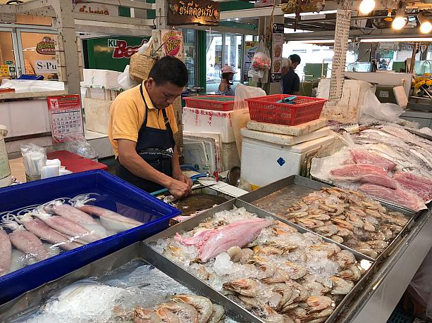 タイならではの野菜や果物以外に、皮をむかれたカエルなども売られていて、清潔なのにローカル度もバッチリです。