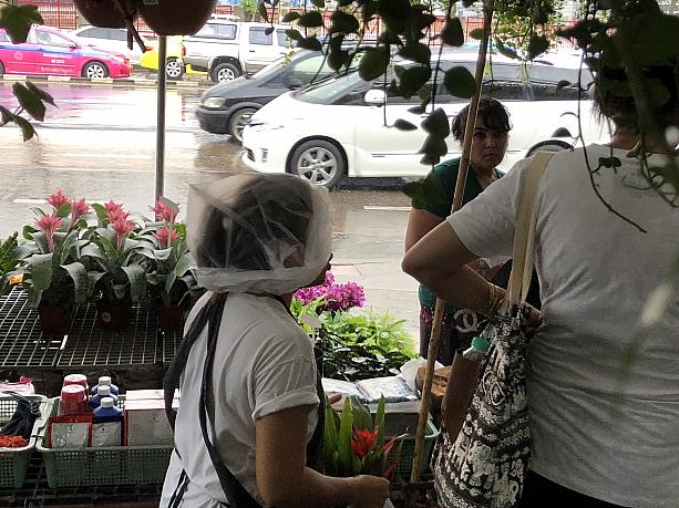 タイの文化では、頭がとても大切なので雨から守るのです。ガッツリかぶっています。
