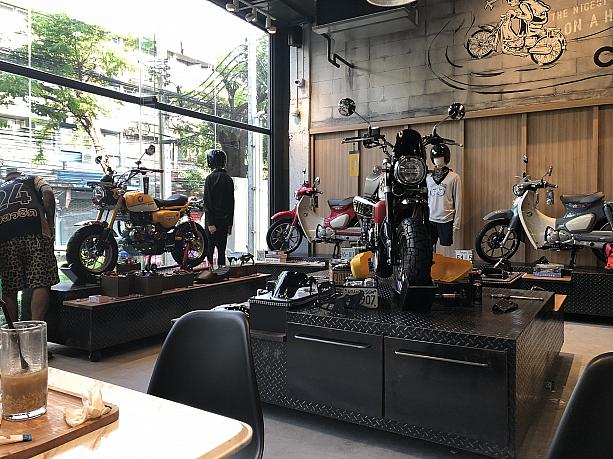 テーブルの周りに、バイク、バイク、バイク。