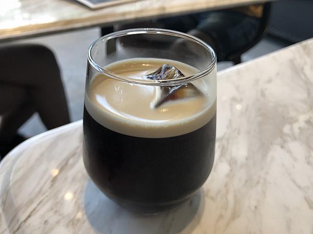 こちらが、ナイトロ・コールドブリューのコーヒー（130バーツ）。滑らかで雑味がなく、黒ビールのような味わい。
