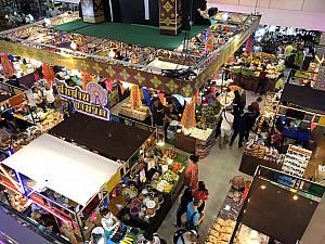 1階の物産展では、タイ各地の名産品が味わえます。