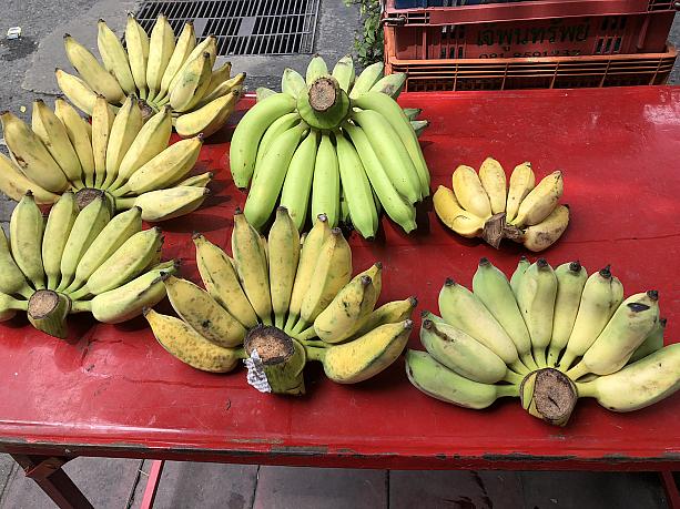 バナナを房ごと売っていたり。
